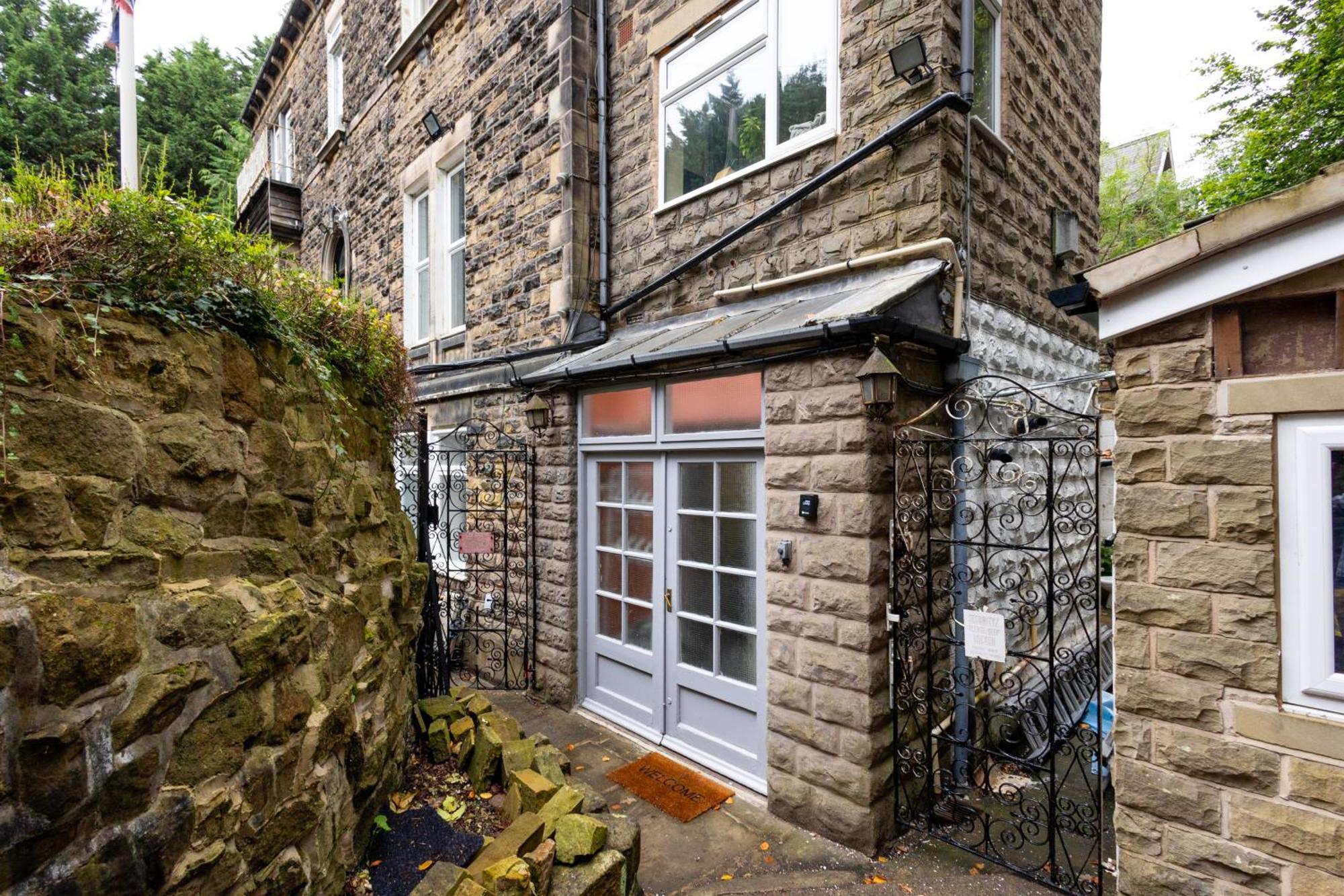 Spacious 3 Bedroom Ground Floor Apartment - 10 Mins From City Centre Leeds  Exterior photo