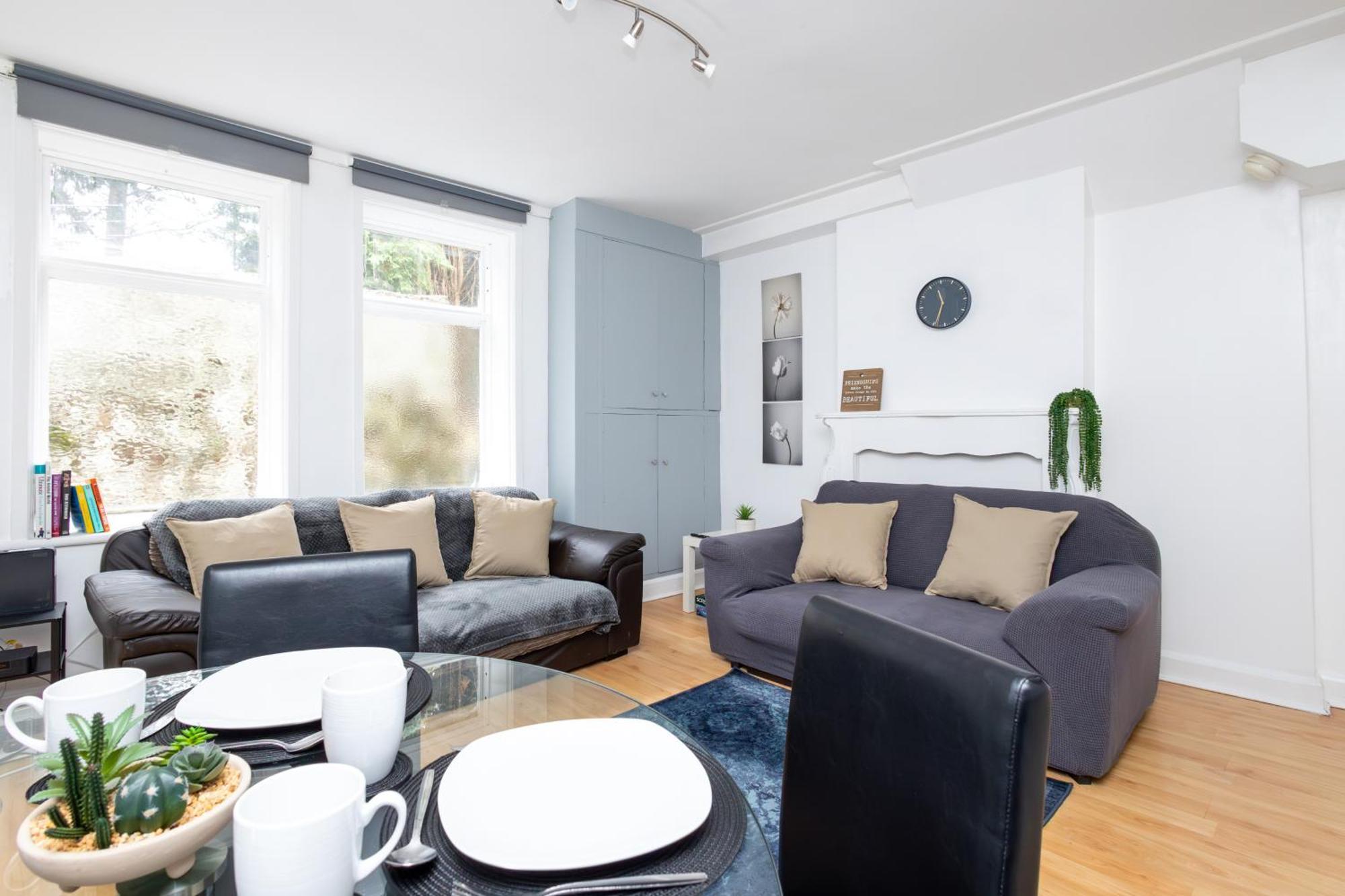 Spacious 3 Bedroom Ground Floor Apartment - 10 Mins From City Centre Leeds  Exterior photo
