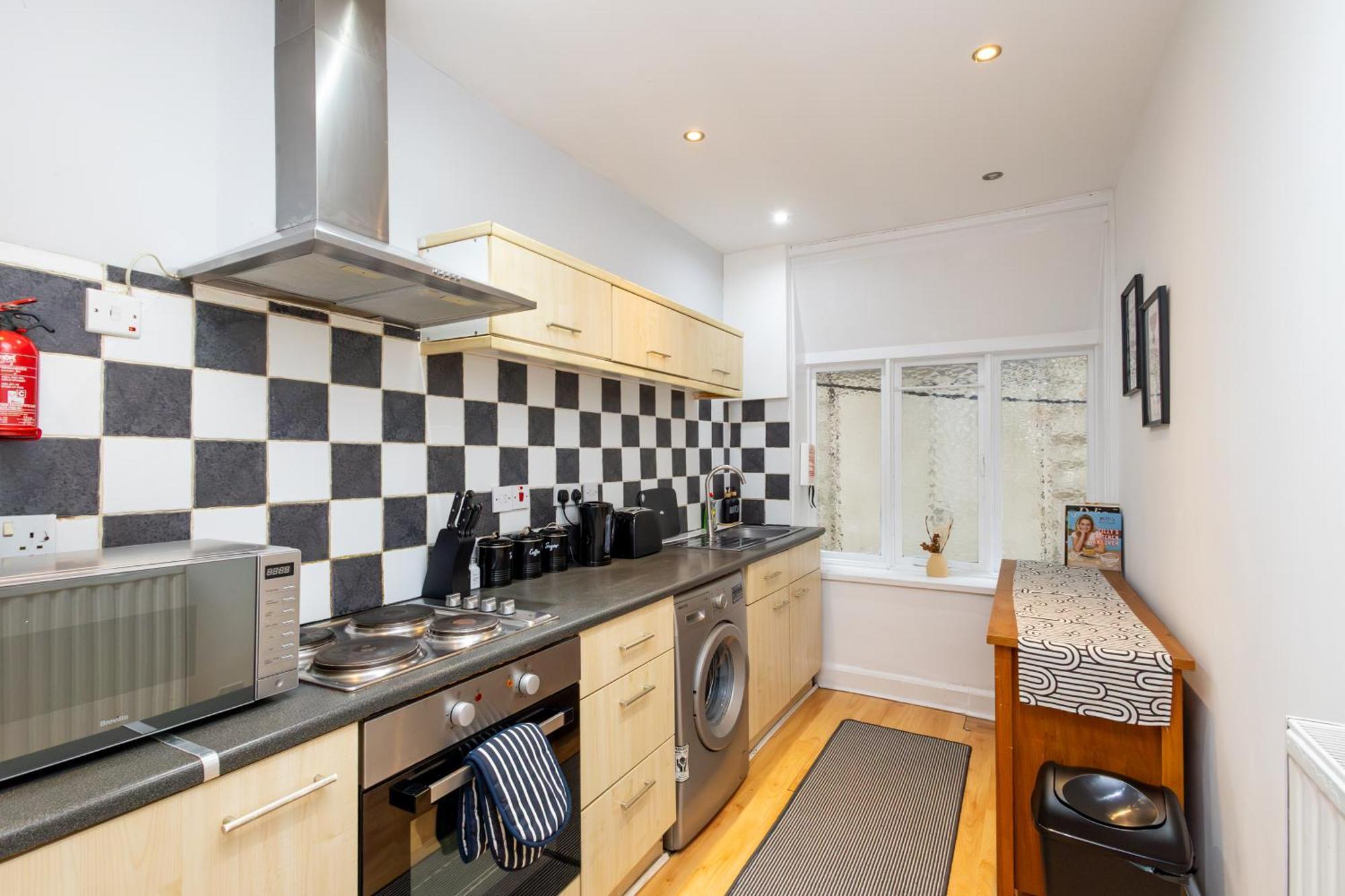 Spacious 3 Bedroom Ground Floor Apartment - 10 Mins From City Centre Leeds  Exterior photo