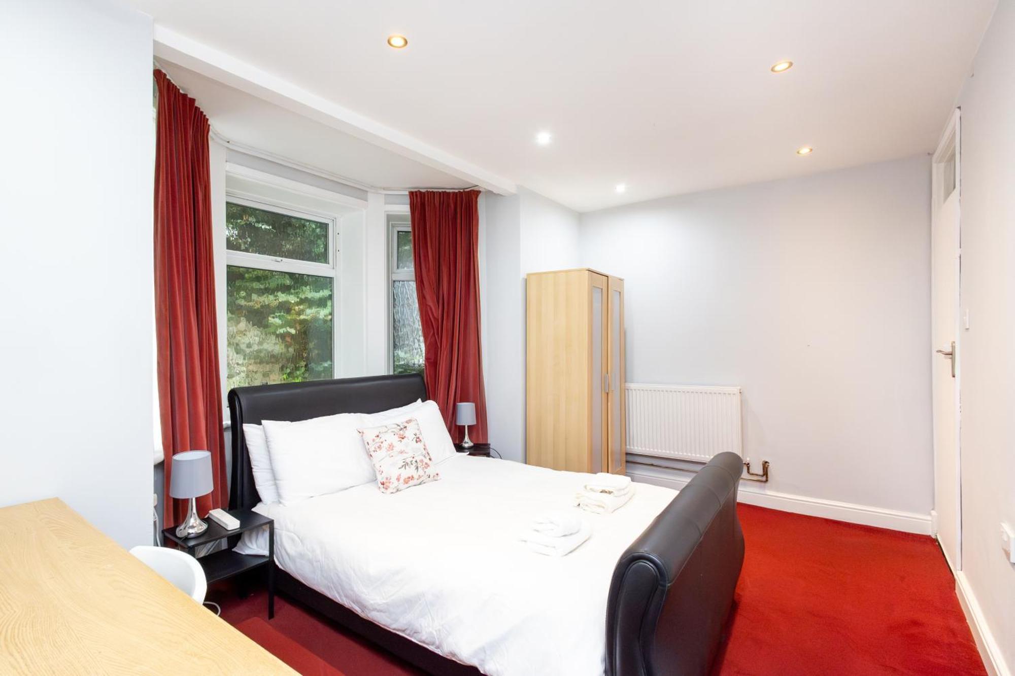 Spacious 3 Bedroom Ground Floor Apartment - 10 Mins From City Centre Leeds  Exterior photo