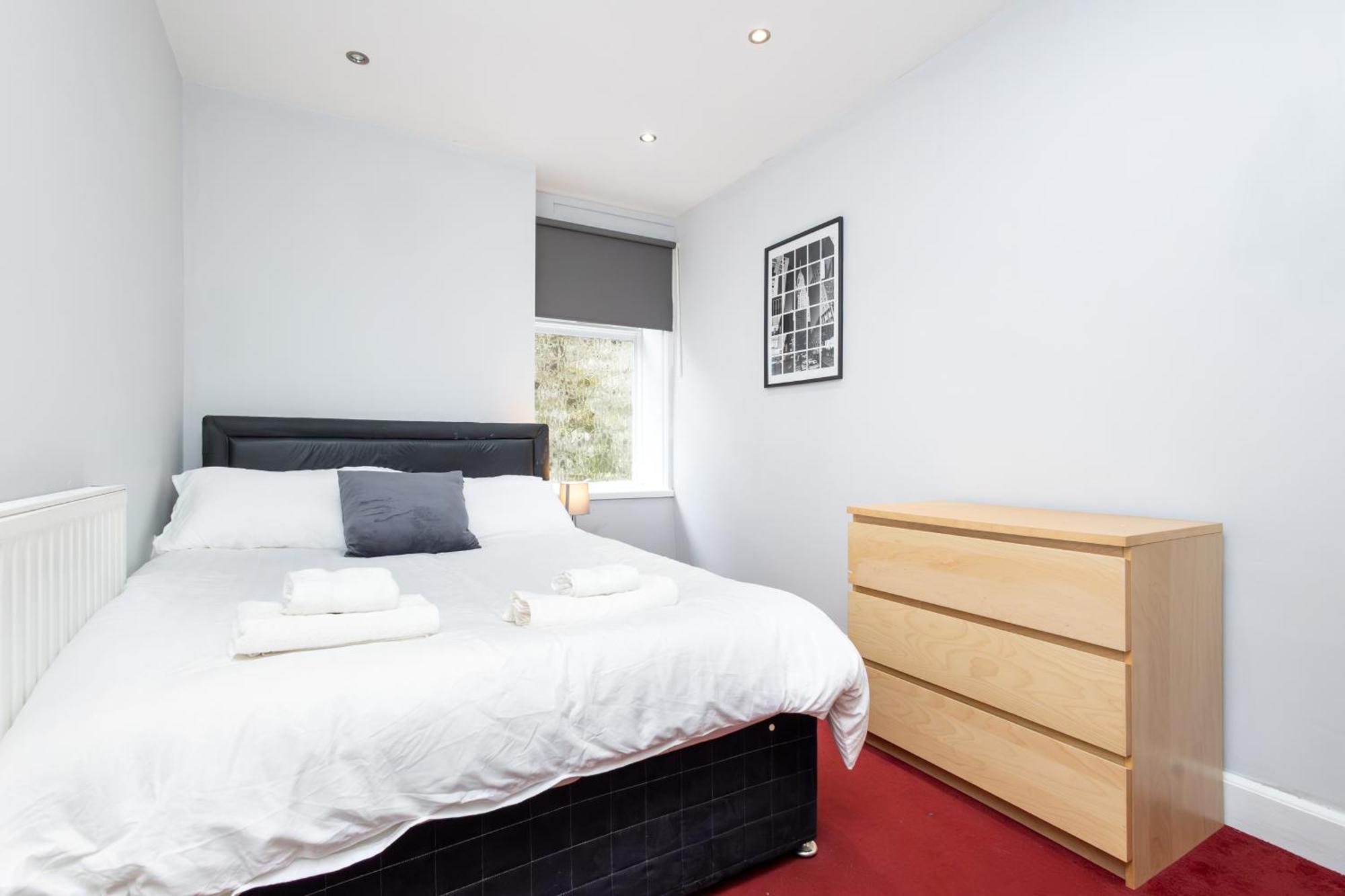 Spacious 3 Bedroom Ground Floor Apartment - 10 Mins From City Centre Leeds  Exterior photo