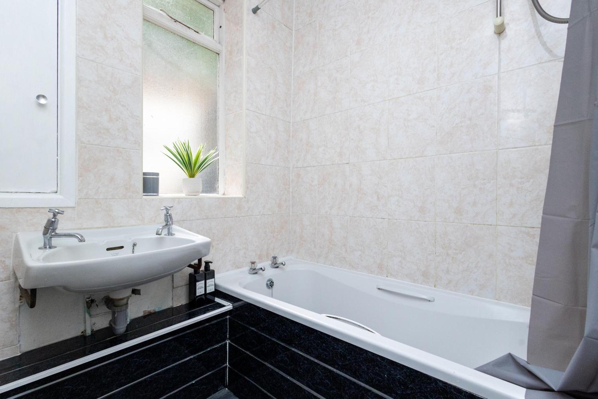 Spacious 3 Bedroom Ground Floor Apartment - 10 Mins From City Centre Leeds  Exterior photo