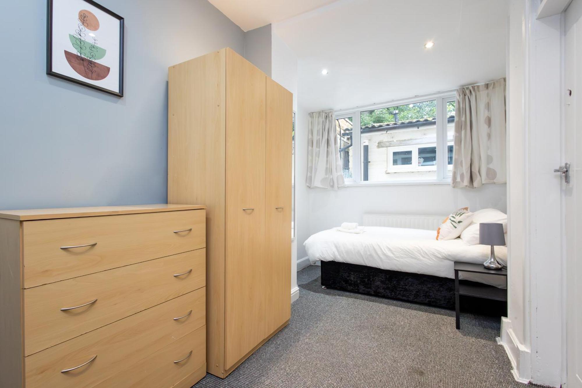 Spacious 3 Bedroom Ground Floor Apartment - 10 Mins From City Centre Leeds  Exterior photo