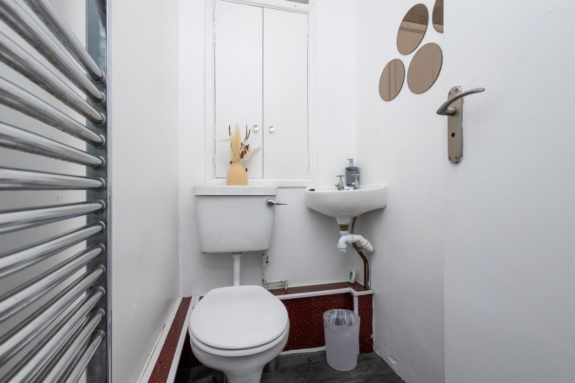 Spacious 3 Bedroom Ground Floor Apartment - 10 Mins From City Centre Leeds  Exterior photo